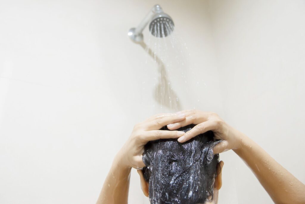 Free photo lady using shampoo wash